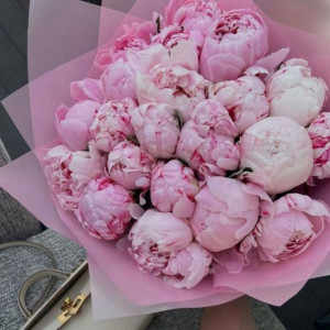 19 розовых пионов в розовой упаковке